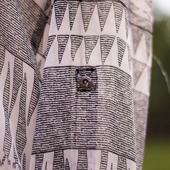 Forever 21 Black and White Triangle PatternTop Size Small - Picture 6 of 10